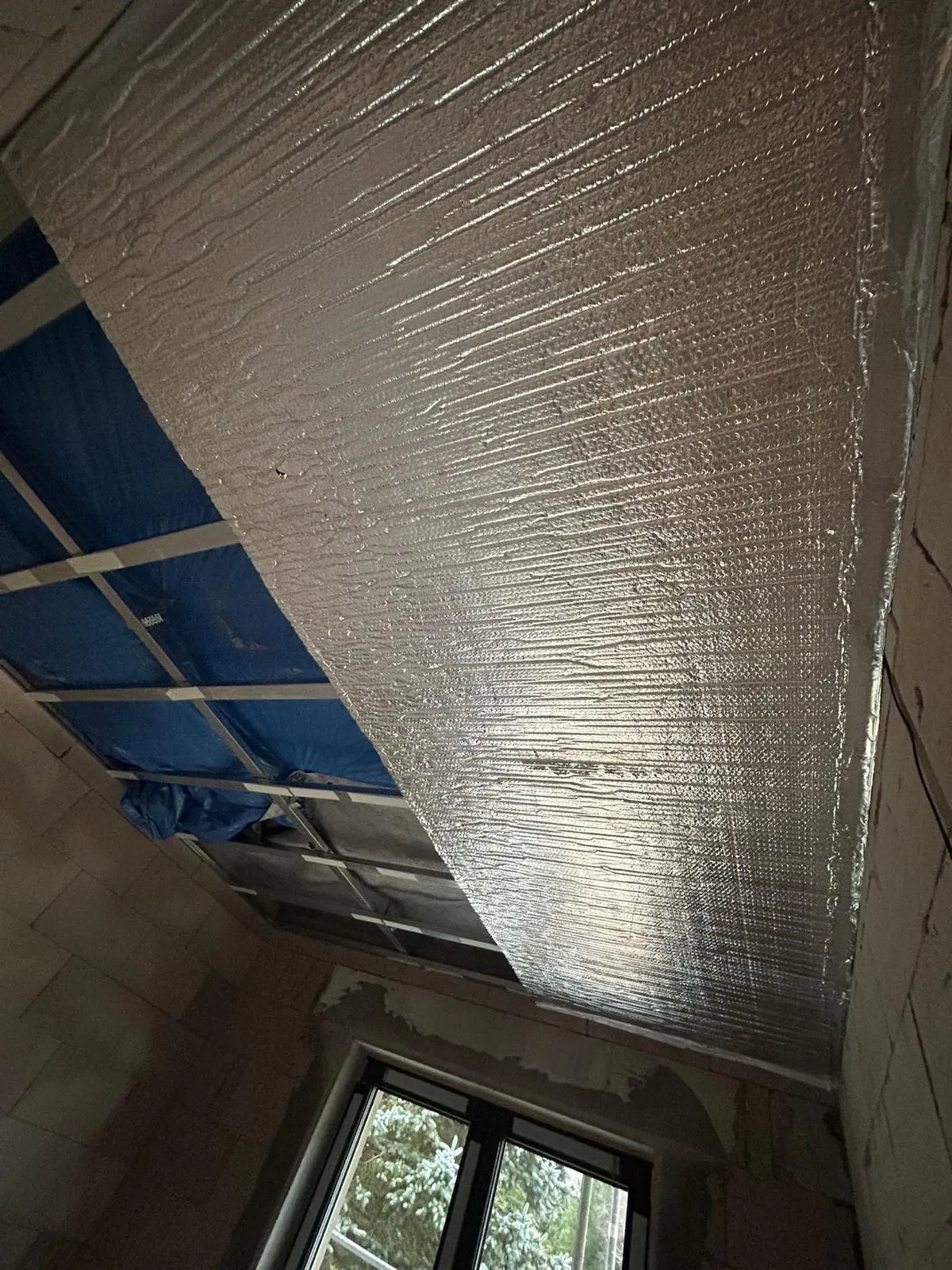 Reflexná fólia na strope podkrovia